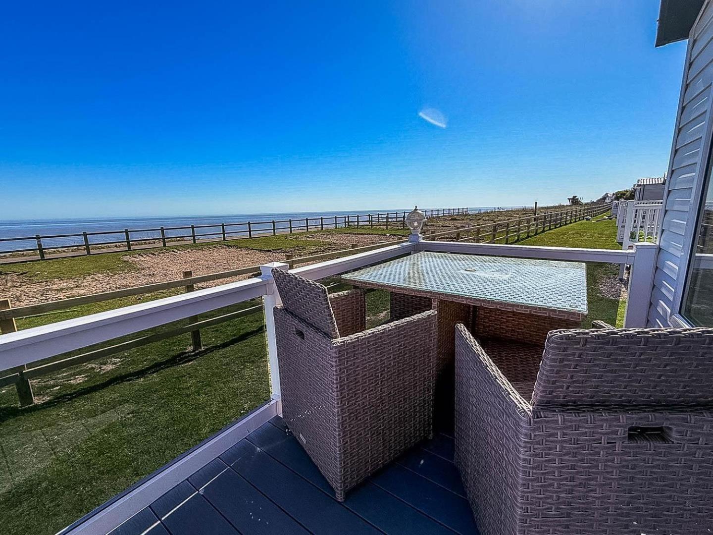 Stunning 6 Berth Lodge With Full Sea Views In Suffolk Ref 68007Cr Lowestoft Exteriér fotografie